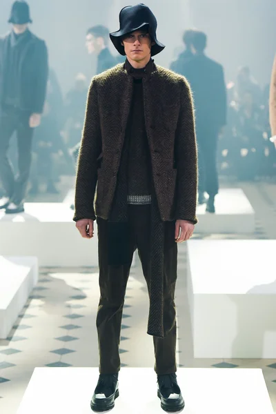 Look 16